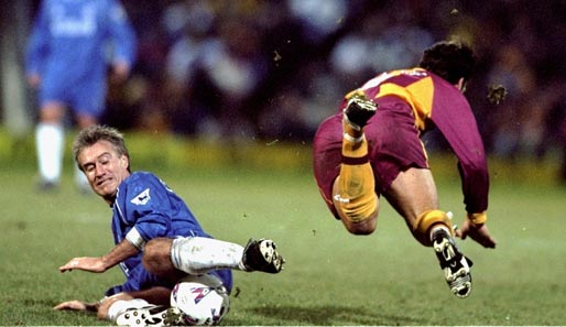 1999 wechselte er schließlich in die Premier League zum FC Chelsea, bevor 2001 beim FC Valencia seine Schuhe an den Nagel hängte