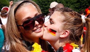 Ein Busserl zum Sieg: Ob sie gerade die deutsche Flagge küsst?