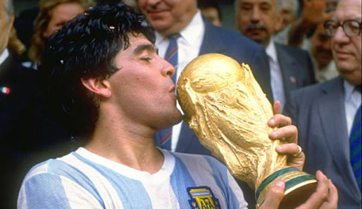 Diego Maradona mit "seinem" WM-Pokal