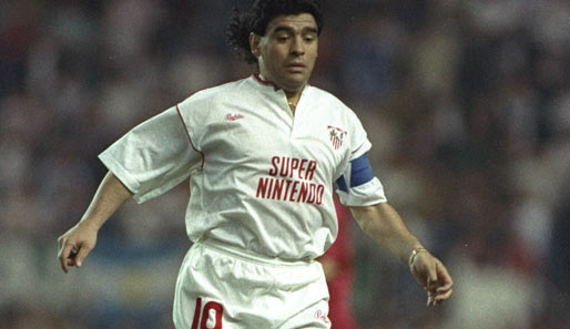 Nach der WM wird Maradona des Drogenkonsums überführt. Er verlässt Neapel und beginnt 1992 beim FC Sevilla neu