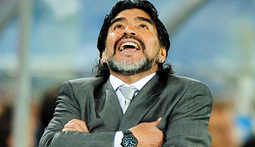 Diego Maradona bei der WM 2010 in Südafrika. Das Rampenlicht ist seins. Nach der 0:4-Klatsche gegen Deutschland musste Argentiniens Staatsheiligtum den Hut nehmen