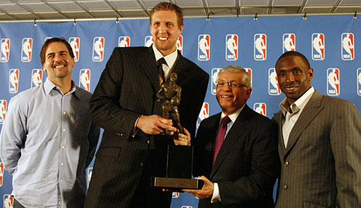 2007 wird Dirk Nowitzki als Most Valuable Player ausgezeichnet. Mark Cuban, David Stern und Avery Johnson gratulieren