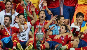 EM-Titel erfolgreich verteidigt: die spanische Nationalmannschaft feiert ihren Sieg nach dem 4:0 gegen Italien im Stadion in Kiew