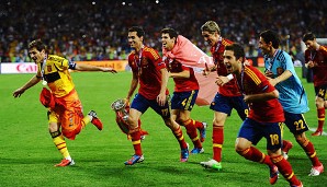 Ob Iker Casillas (l.) und seine Mitspieler deswegen auf die spanischen Fans im Stadion zu rennen?