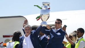 Trainer unter sich. Cristiano Ronaldo und "Co-Trainer" Felipe Santos präsentieren gemeinsam den Pokal nach der Ankunft auf heimischem Boden
