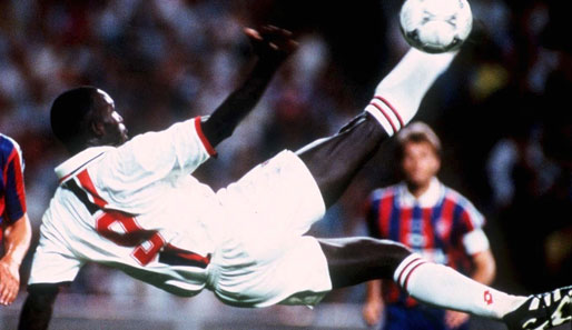GEORGE WEAH wurde 1995 als bisher einziger Afrikaner zu Europas Fußballer des Jahres gewählt. Im Sommer 1995 wechselte Weah von PSG zu Milan