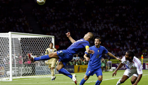 FABIO CANNAVARO wurde 2006 mit Italien Weltmeister: Im Finale gegen Frankreich konnte sich Cannavaro auch durch spektakuläre Abwehraktionen in Szene setzen
