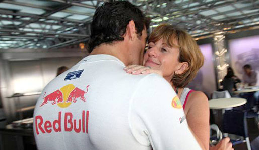Mark Webber umarmt seine Managerin und Freundin Ann