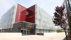 ...und wurde durch ein modernes Gebäude ersetzt. Für über 8 Millionen Euro baute Barca das neue Jugendinternat La Masia neben dem Gelände des Sportzentrums des Vereins