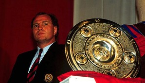 Neben dem Kaiser DER starke Mann beim FCB: Uli Hoeneß, hier mit der Meisterschale von 1994, ist Präsident des Rekordmeisters