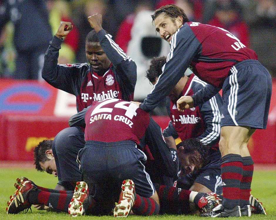 8.12.2002: Jubelstürme beim FCB. In der 66. Minute dreht Willy Sagnol die Partie und erzielt das 2:1-Siegtor.