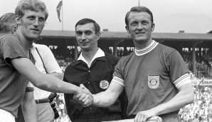 1965 - 1970: Los geht's mit Werner Olk (r.). Hier schüttelt er Schalkes Klaus Fichtel die Hand