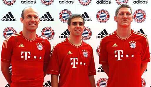 Der FC Bayern hat sein Trikot für die Saison 2011/2012 präsentiert. Arjen Robben, Philipp Lahm und Bastian Schweinsteiger posierten