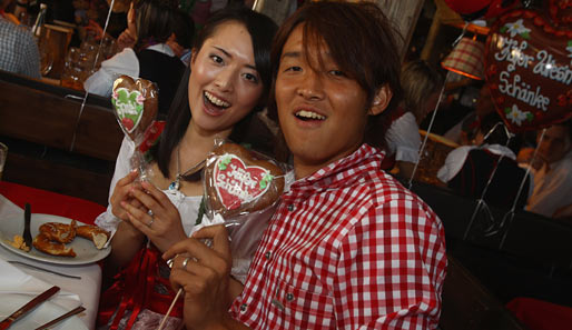 Aber jetzt mal rein ins Käferzelt: Takashi Usami und Ehefrau Ran finden alles spitze