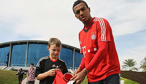 Der 23-Jährige nimmt sich Zeit für diesen kleinen Fan, der sich über eines der ersten Autogramme des Defensiv-Allrounders als Bayern-Spieler freuen darf
