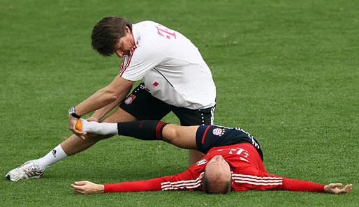 Bei Arjen Robben wird nach seiner Verletzung noch ein wenig nachgeholfen. Ein bisschen was geht noch, Arjen
