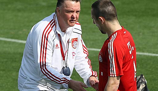 Franck Ribery bekommt hier die ungeteilte Aufmerksamkeit von van Gaal, der mit den Händen gestikuliert, um seine Aussagen zu verdeutlichen