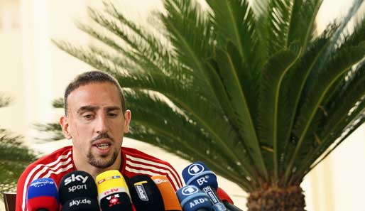 Franck Ribery stellt sich den zahlreichen Medienvertretern auf der Pressekonferenz und gibt Auskunft