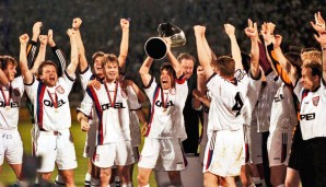 1996 bis 1998 war das Auswärtstrikot dann weiß. Erster Einsatz: Das Rückspiel des UEFA-Cup-Finals gegen Girondins Bordeaux