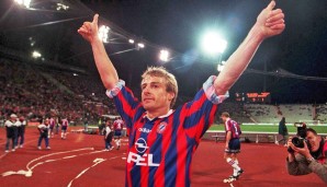 1995 bis 1997 versuchte man sich mit den Längsstreifen in rot und blau. Klinsmann und Co. wurden 1997 Deutscher Meister