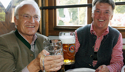 Prost: Louis van Gaal mit dem ehemaligen bayrischen Ministerpräsidenten Edmund Stoiber