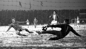 Das erste Pokalduell: 1973 trafen die Teams im dichten Schneetreiben aufeinander: Katsche Schwarzenbeck besorgte die Führung, Bayern zog ins Viertelfinale ein