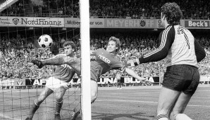 Das Einwurftor: In seinem ersten Bundesligaspiel für Bayern unterlief Jean-Marie Pfaff nach Einwurf von Uwe Reinders das legendäre Eigentor