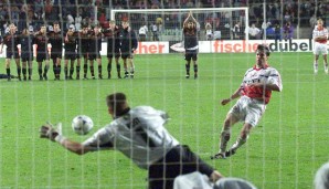 Rost wird zum Helden: Das Pokalfinale 1999 ging beim Stand von 1:1 ins Elfmeterschießen: Erst schoss Effenberg drüber, dann parierte Rost gegen Matthäus