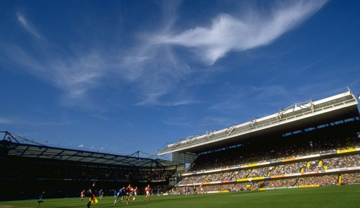 Das Stadion der Blues: Die Stamford Bridge wurde bereits im Jahr 1877 eröffnet und zuletzt 1990 saniert. Heutzutage finden maximal 42.055 Menschen darin Platz