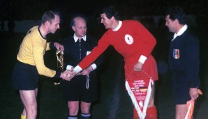 05.05.1966, Europapokal der Pokalsieger, FC Liverpool - Borussia Dortmund 1:2 n.V.: Erstmals in einem europäischen Finale - Wolfgang Paul und Ron Yeates bei der Seitenwahl