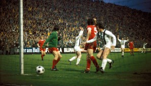 23.05.1973, UEFA-Cup-Finale, Rückspiel, FC Liverpool - Borussia Mönchengladbach 0:2 (Hinspiel 3:0): Rupp schaut dem Ball hinterher, LFC-Keeper Clemence ist geschlagen - das 2:0 sollte der Borussia wegen der 0:3-Hinspiel-Pleite aber nicht reichen