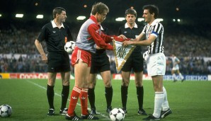 29.05.1985, Europapokal der Landesmeister, Juventus - FC Liverpool 1:0: Ein Finale, das niemals hätte angepfiffen werden sollen: Neal und Schirea bei der Seitenwahl