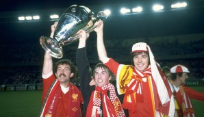 Graeme Souness, Kenny Dalglish und Alan Hansen (v.l.n.r.) holen den Henkelpott zum dritten Mal nach Liverpool