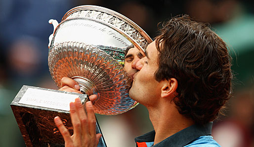 Da hat er ihn endlich, den Pokal und die beiden scheinen schon eine recht enge Beziehung zu haben. Federer küsste seine Trophäe