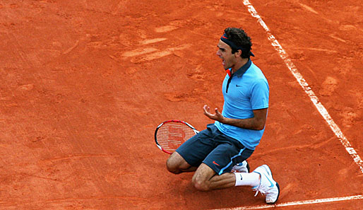 Der Moment des Sieges. Der erste Sieg bei den French Open und der 14 Grand Slam seiner Karriere zwingen den Schweizer in die Knie