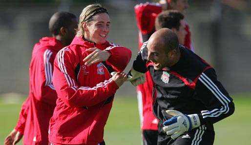 ...oder im Training mit seinem Liverpool-Kollegen Pepe Reina