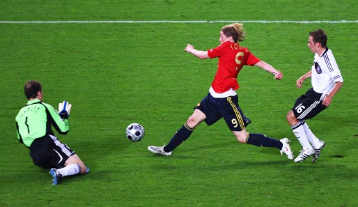 Unvergessen: Im Finale der EM 2008 zwischen Spanien und Deutschland ließ sich Torres weder von Lahm, noch von Lehmann beirren
