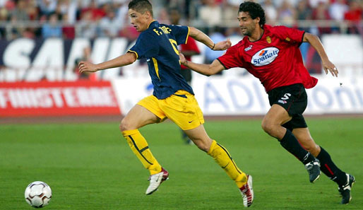 Aber nun von Anfang an: Am 1. September 2002 gab Torres sein Erstligadebüt mit Atletico Madrid. Gleich in seiner ersten Saison erzielte er 13 Treffer