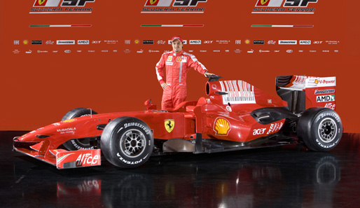 Vize-Weltmeister Felipe Massa nimmt seinen neuen Dienstwagen in Empfang