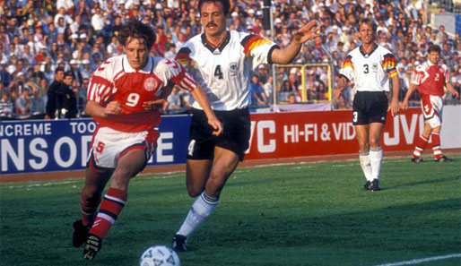 Povlsen im EM-Endspiel 1992 im Duell mit Jürgen Kohler. Dänemark gewann sensationell den Titel, Povlsen durfte in allen fünf Partien auflaufen