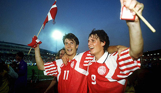 Dänemark gewann das Finale gegen Deutschland mit 2:0. Povlsen feiert nach Spielende zusammen mit Brian Laudrup (l.)
