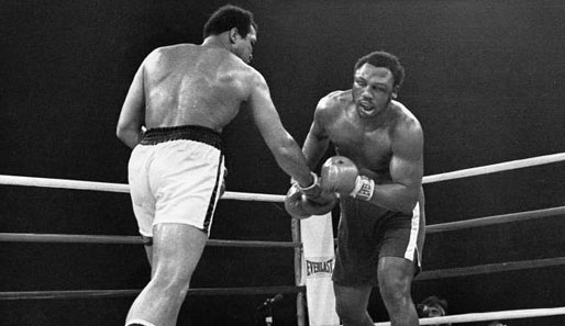 1975 kam es zum legendären "Thrilla in Manila". Frazier gab nach der 14. Runde nah an der Bewusstlosigkeit auf. Ali brach nach dem Kampf zusammen