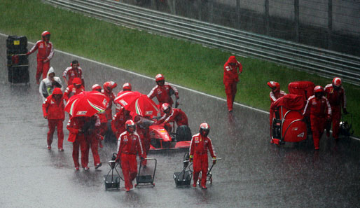 In Malaysia folgte der nächste Aufreger: Während des Rennens schüttete es wie aus Wassereimern. Regenchaos - Rennabbruch!