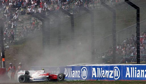 Beim Japan-GP sorgte Timo Glock für den nächsten Aufreger. Im Qualifying raste der Toyota-Pilot mit 200 km/h in einen Reifenstapel