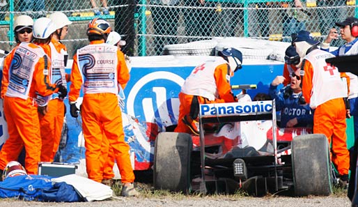 Er musste ins Krankenhaus gebracht werden. Die FIA gab Entwarnung, doch für Glock war die Saison gelaufen. Für ihn übernahm Kamui Kobayashi das Cockpit