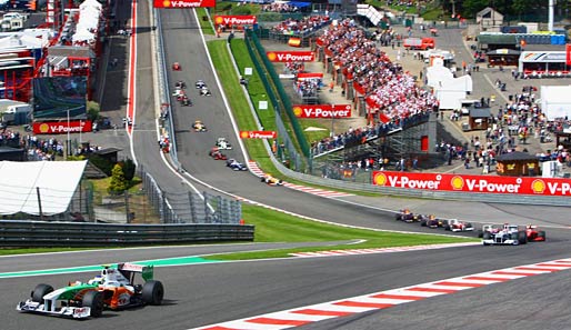 ...Giancarlo Fisichella! Im bis dato hinterher fahrenden Force India pilotierte der 36-Jährige seinen Wagen auf den zweiten Platz. Darauf wurde man in Maranello aufmerksam, ...