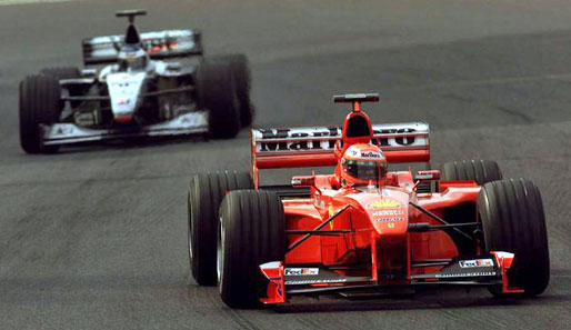 1999: Irvine hatte vor dem Japan-GP vier Punkte Vorsprung. Doch Häkkinen fuhr unwiderstehlich und gewann das Rennen und die WM