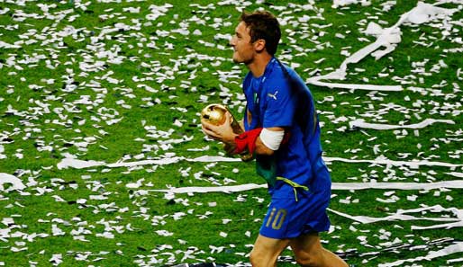 Am Ende des WM-Abenteuers hielt Totti den Pokal in seinen Händen