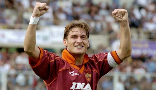 Siegerpose: Totti 1999 gegen die Fiorentina. In diesem Jahr ging Totti bereits in seine sechste Saison mit der Roma