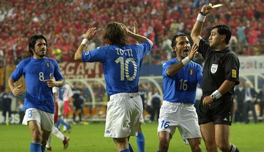 WM 2002: Totti fliegt im Achtelfinale gegen Südkorea ungerechtfertigt mit Gelb-Rot vom Platz - Italien scheidet aus